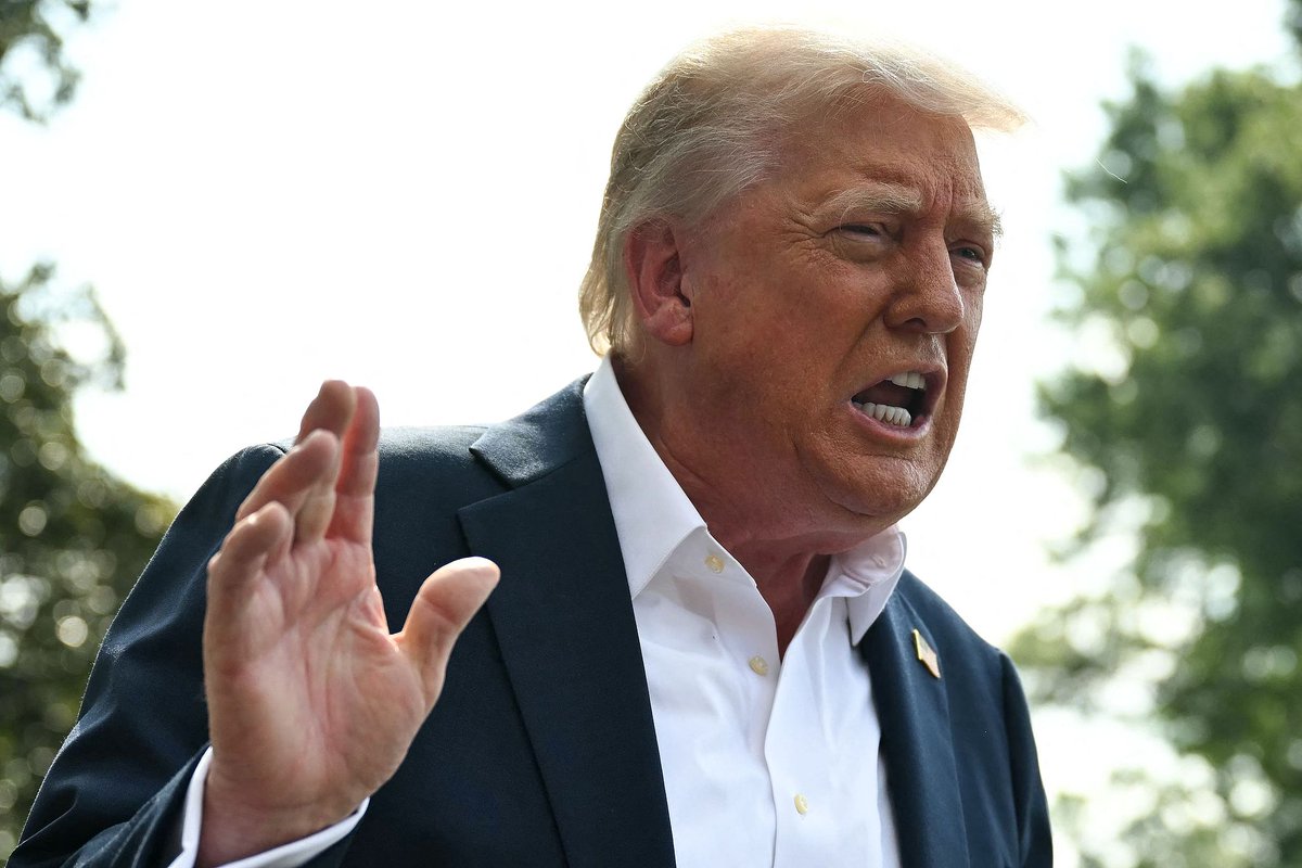 Frontlinestory's tweet photo. #FrontlineFocus: 🇺🇸💥 #𝗧𝗮𝗿𝗶𝗳𝗳 𝗱𝗿𝗮𝗺𝗮 𝗖𝗼𝗻𝘁𝗶𝗻𝘂𝗲𝘀: 𝗟𝗮𝘁𝗲𝘀𝘁 𝗨𝗽𝗱𝗮𝘁𝗲𝘀:

Over the past four days, #US President Donald #Trump has announced new tariffs on more than 20 countries — including some of America’s closest allies. These tariffs, set to take effect on August 1, have sent shockwaves through global markets and strained US diplomatic ties.

🧵 Here's what you need to know:

🔍  𝗪𝗵𝗮𝘁 𝗛𝗮𝗽𝗽𝗲𝗻𝗲𝗱?
- Starting July 7, the Trump team sent official tariff notices to countries including #Japan, #SouthKorea, #Canada, #Mexico, #EU nations, #Brazil, #SouthAfrica, #Laos and #Myanmar.
- These tariffs range from 20% to 50% on key exports like cars, electronics, steel, and #copper.
- Justifications include #trade imbalances, #fentanyl trafficking, and “unfair treatment” of US companies.

💥 𝗪𝗵𝗼’𝘀 𝗚𝗲𝘁𝘁𝗶𝗻𝗴 𝗛𝗶𝘁 — 𝗔𝗻𝗱 𝗕𝘆 𝗛𝗼𝘄 𝗠𝘂𝗰𝗵?
📌 Canada — 35%
📌 Mexico & EU — 30%
📌 Brazil — up to 50%
📌 Japan & South Korea — 25%
📌 South Africa, Laos, Myanmar — 30–40%
Even friendly nations are on the list — raising the question: Are any allies truly safe?

📉 𝗪𝗵𝗮𝘁’𝘀 𝘁𝗵𝗲 𝗙𝗮𝗹𝗹𝗼𝘂𝘁?
- Dow Jones dropped over 600 points on the July 7 announcement — tech & auto hit hardest
- US manufacturers brace for higher costs and supply chain chaos
- The IMF warns that global economic uncertainty has escalated

🤔 𝗪𝗵𝘆 𝗧𝗵𝗶𝘀 𝗔𝗰𝘁𝘂𝗮𝗹𝗹𝘆 𝗠𝗮𝘁𝘁𝗲𝗿𝘀
- These tariffs may rally some voters, but they also risk isolating the US, damaging global supply chains, and worsening inflation.
- Diplomatic ties: all smiles and handshakes on the surface, but cold tariffs and tough penalties hiding just beneath—classic “#plasticfriendships.”
- In short: “#AmericaFirst” now means imposing tariffs even on the closest partners. 

💬  𝗪𝗵𝗮𝘁 𝗱𝗼 𝗬𝗢𝗨 𝘁𝗵𝗶𝗻𝗸?
Is this the price of US leverage — or just the latest chapter in an ongoing self-inflicted trade war? 
🔁 Share if you think America’s “plastic friendships” are finally cracking under pressure.
#PriceofWalls