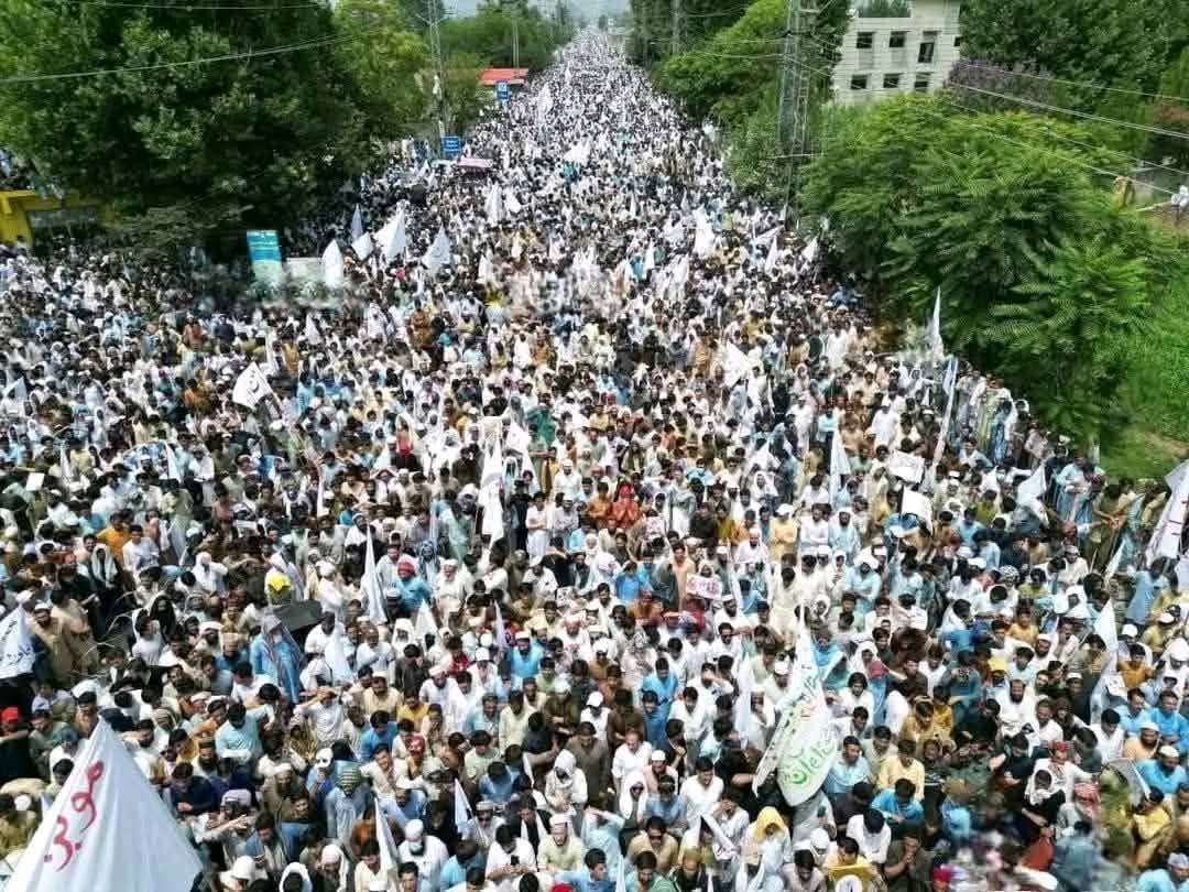 AltafKhan222's tweet photo. The sea of people stretched across a 3-kilometer road is asking for just one thing — peace, peace, and only peace.
They are simply demanding their right to live in safety.
For God’s sake, listen to their voice.

#BajaurSitInForPeace
#StopPashtunGenocide https://t.co/oe7hE5YNa0