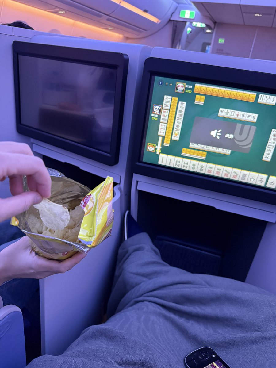 跟好友一起从成都回沪时 还不理解她为啥要买一包薯片。上飞机后“拜托给我一片”