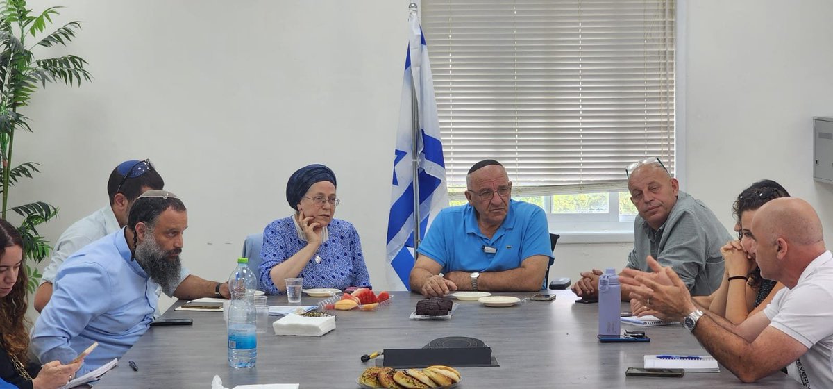 HTwzrt's tweet image. כשמשפחות צעירות בוחרות להגיע ליישובי הגבול ולהפריח את הצפון- זו לא רק התיישבות, זו התחייבות לעתיד. התמיכה בהתחדשות הקהילתית והחינוכית בזרעית ובגליל כולו היא חלק בלתי נפרד מהדרך שלנו לשמור על חקלאות, ערכים ושורשים באדמת הארץ.
קישור לכתבה המלאה- mashov.news/archives/9227
