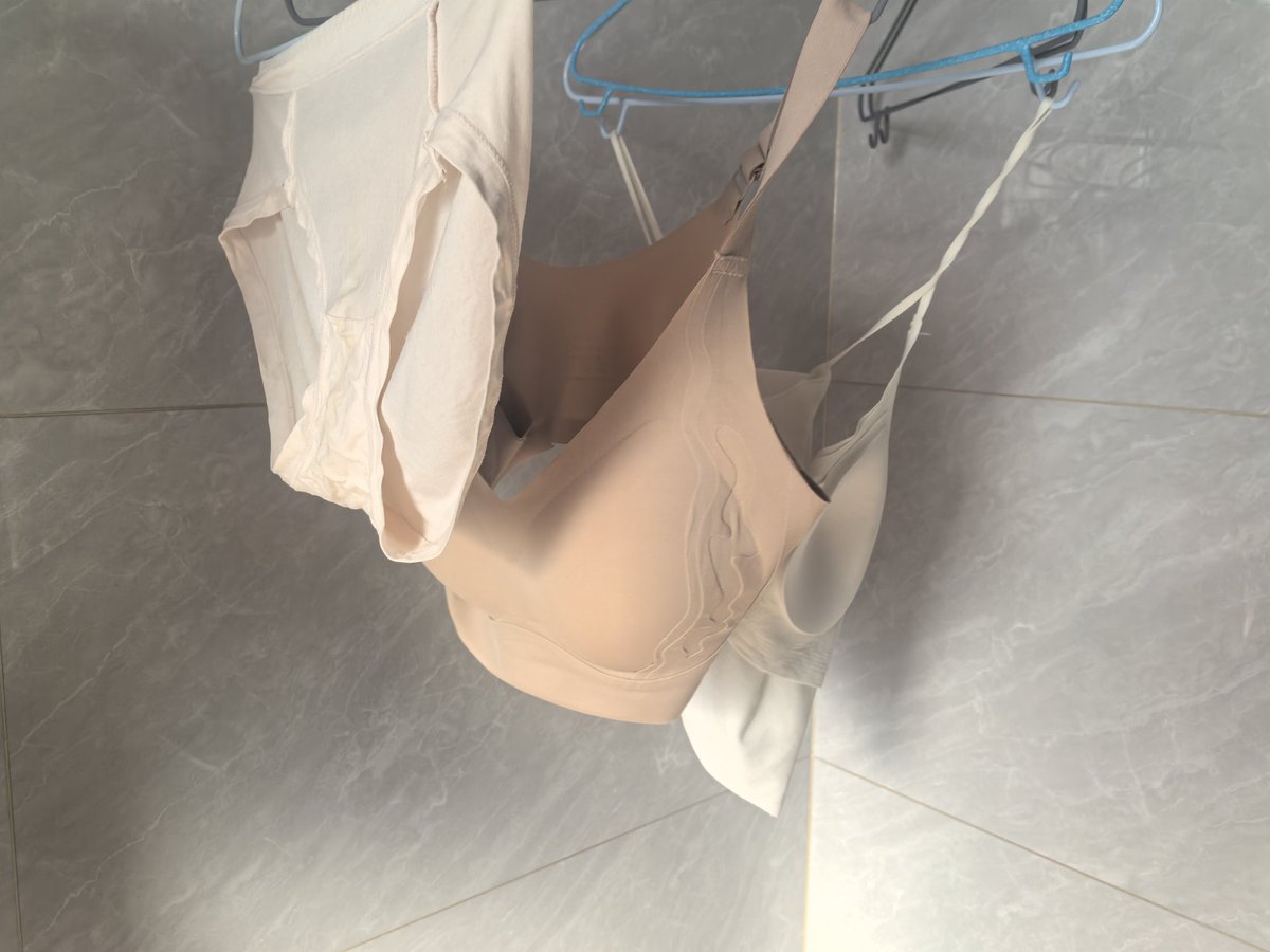 骚妈的胸罩和内裤，刚洗完就用来打飞机，直接射上去了，简单冲了两下 #绿母 #绿妈 #骚妈 #大奶 #意淫 #恋母少年  #恋母 #手淫 #打飞机