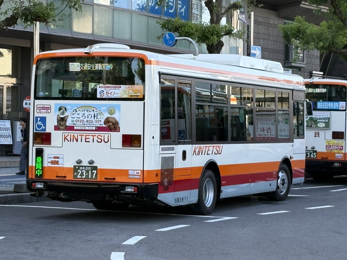 名阪近鉄バス 2317 新しく入った中型で、これまでとは色々違いますね