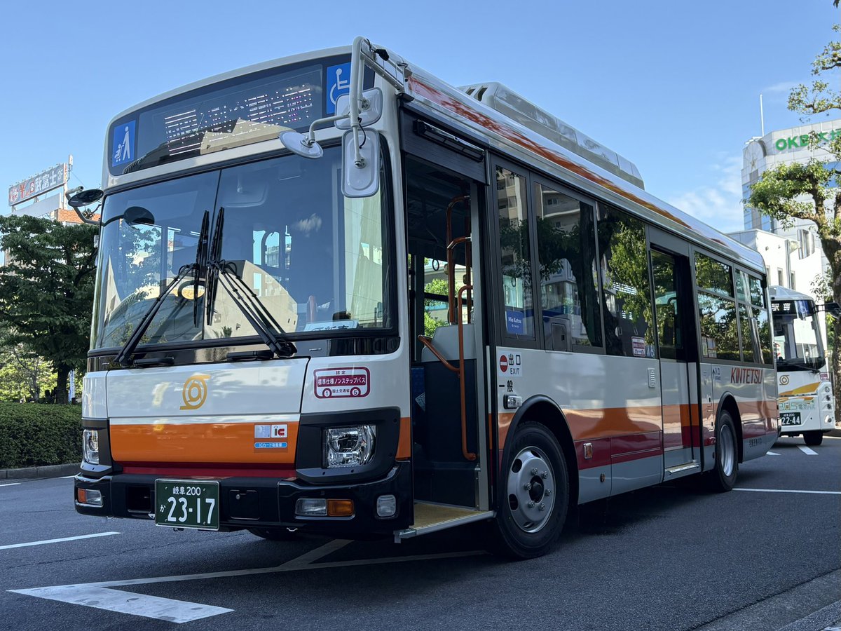 名阪近鉄バス 2317 新しく入った中型で、これまでとは色々違いますね