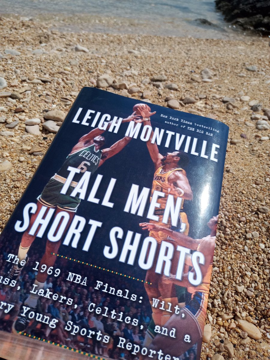 LukaBassin's tweet image. #SummerRead 🏀 🌴
Leigh Montville:
'Tall Men, Short Shorts'
The story behind epic #NBAfinals 1969 between Bill Russell's @celtics and Wilt Chamberlain's @Lakers 🔥