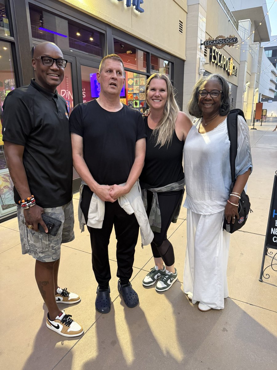 TBLproleague's tweet photo. It’s always great seeing a great friend like TMO Tony Kenny of the @nfldrogues
He’s one of the real “good guys” in sport, honest, hardworking & gracious…
Look for a very big season for this dynamic team with a growing fan base‼️
#nextlevelup
🇨🇦🏀🇺🇸
“Bigger than a game” https://t.co/X8P3z1UCVt