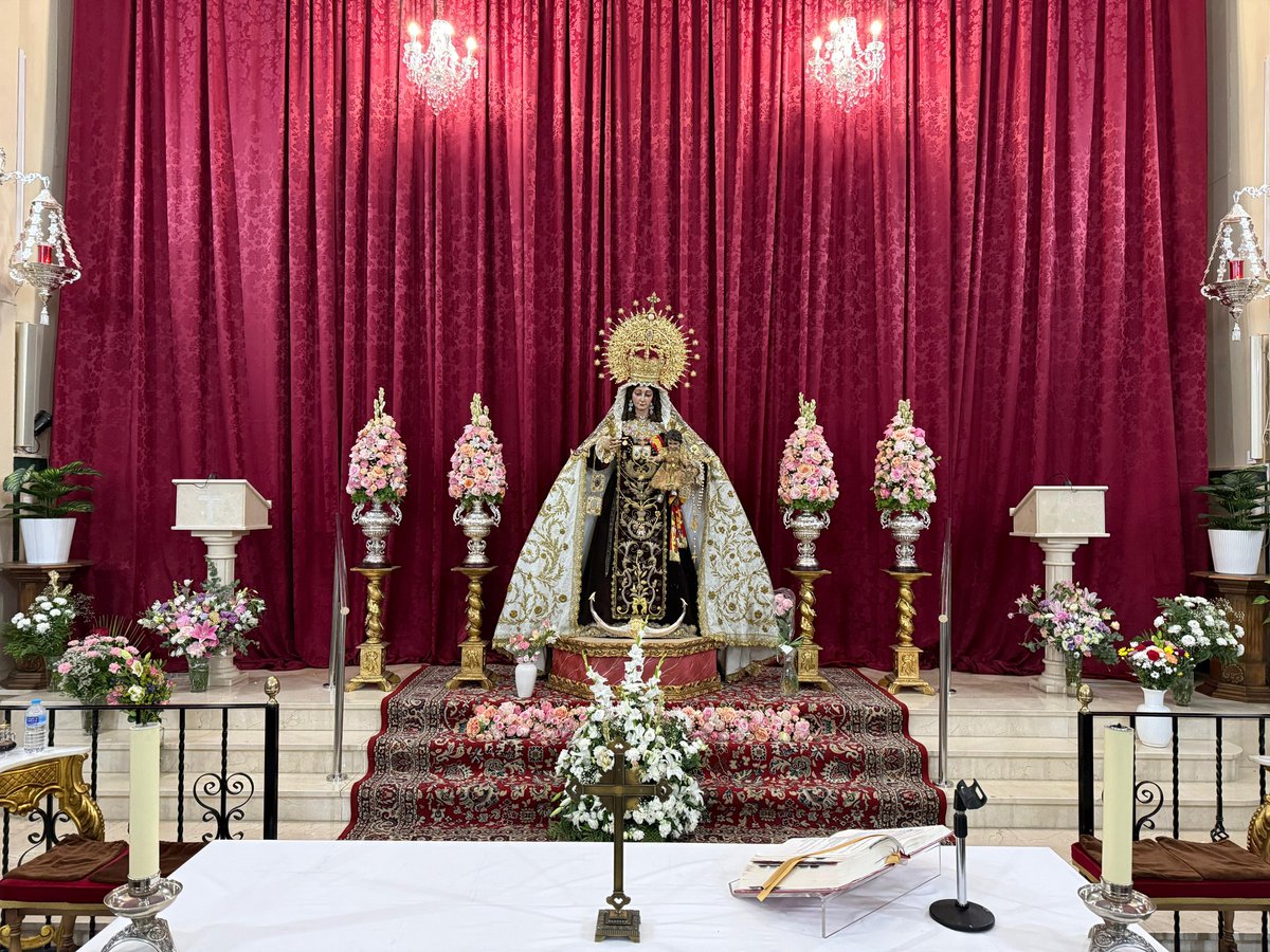 Nuestra Señora del Carmen ya se encuentra en el presbiterio de nuestra Parroquia de San Leandro. 

A sus plantas, las ofrendas recibidas en su Procesión Triunfal.

#CarmenSanLeandro25