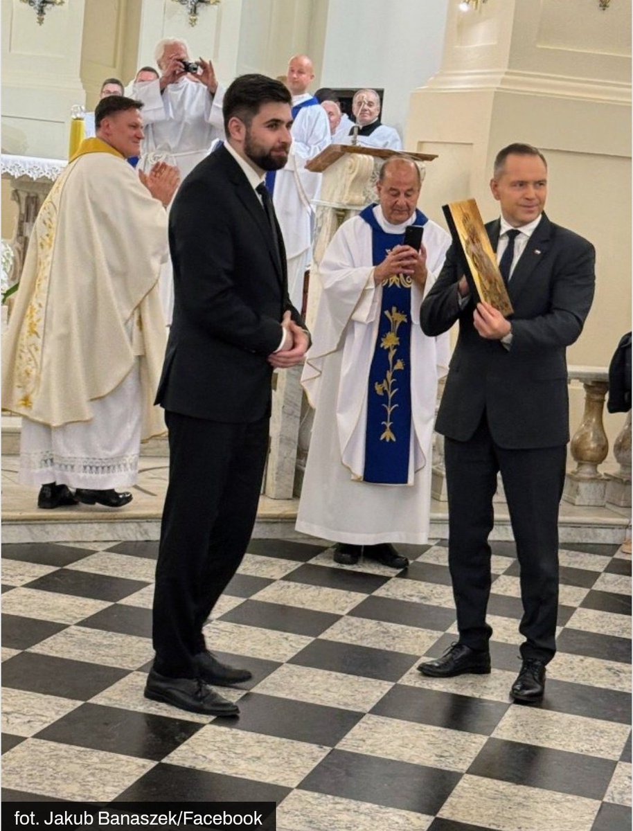 Anżej jest sprytny. Obraz przechodni oddał, ale ramkę sobie zostawił. A ten nowy nie zauważył.
I kto jest teraz Sprite, a kto pragnienie?