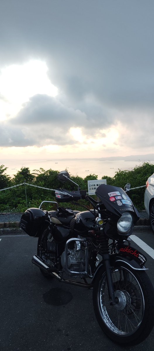 フューエルコックを純正に交換したので試乗で蔵王山展望台に来てみた。
さっきまで沈む太陽が出てたが雲に隠れちゃった