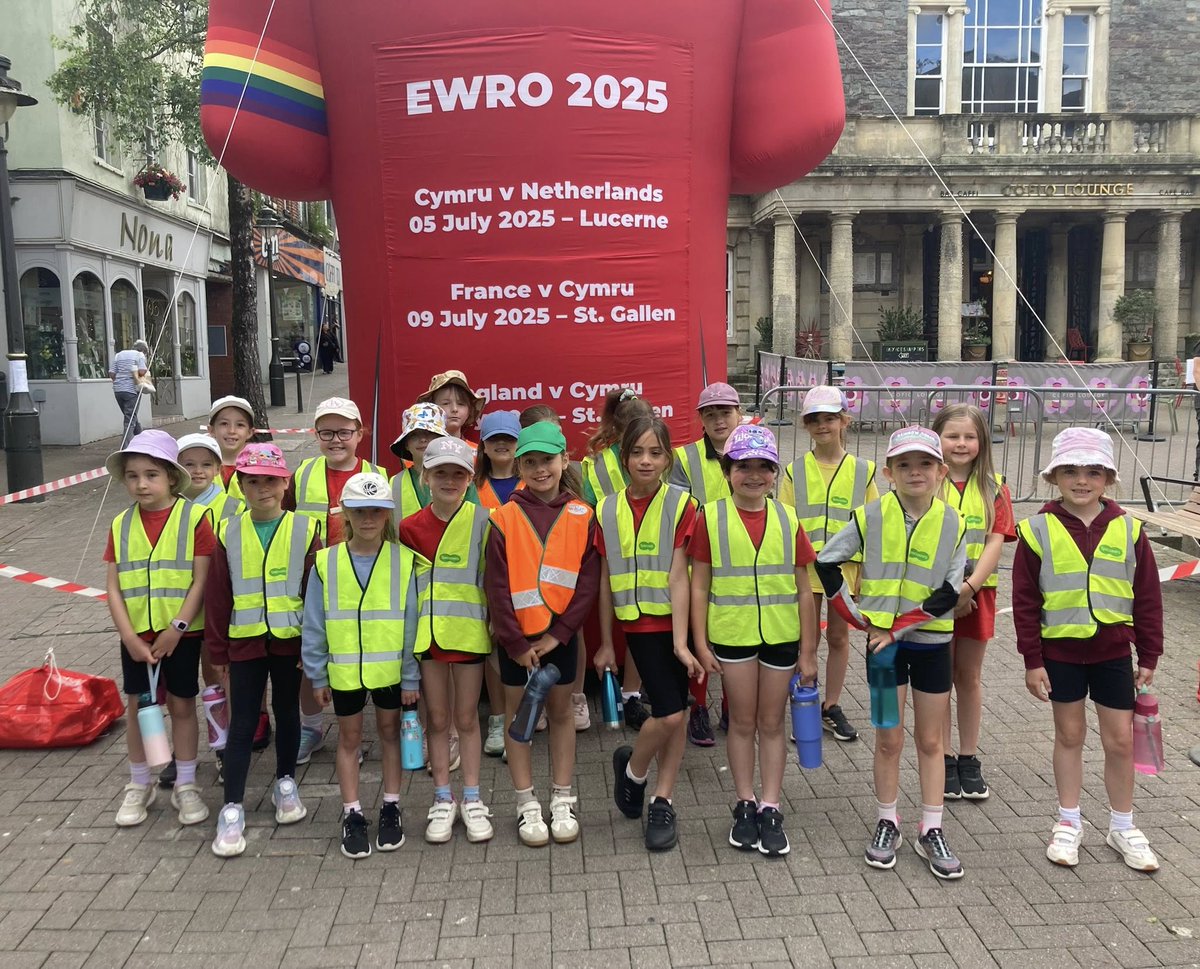 ⚽️ Gêm olaf y grŵp... Mae tîm pêl-droed Merched Cymru yn gwneud eu hymddangosiad cyntaf erioed mewn twrnamaint pêl-droed rhyngwladol mawr - EURO Merched UEFA 2025 yn y Swistir. ⚽️

Gwrthwynebwyr heno 🆚 Lloegr
📍 St.Gallen
🕔 20:00 cic gyntaf

#Ewro2025