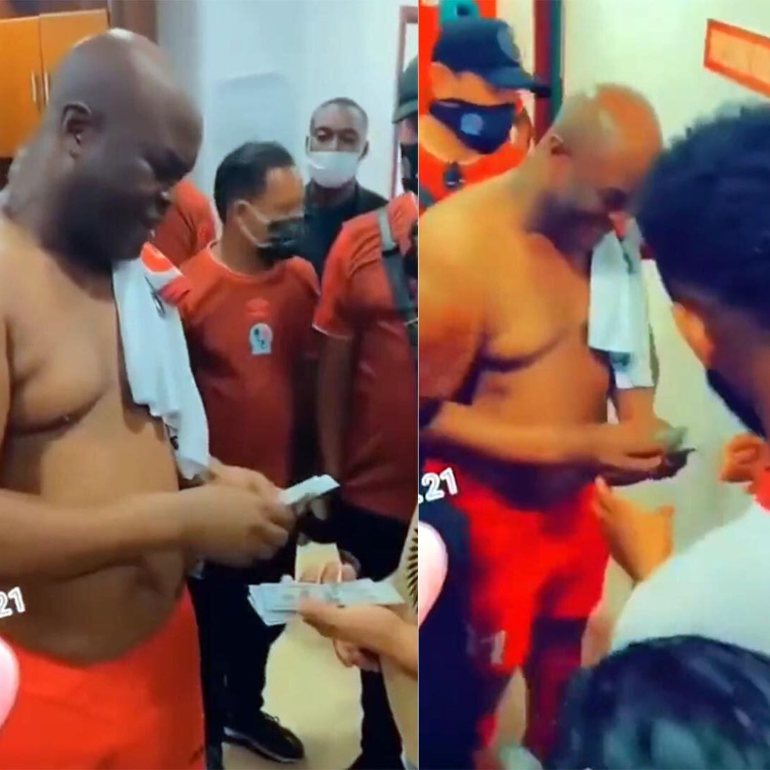 SweeperPod's tweet image. 🇸🇷 64-year-old Ronnie Brunswijk, Suriname's vice-president & also a convicted drugs trafficker, is still registered to play for Inter Moengotapoe.
He last played in a 2021 CONCACAF League match v. Hondurans Olimpia, after which he reportedly gave cash to the opposition players.