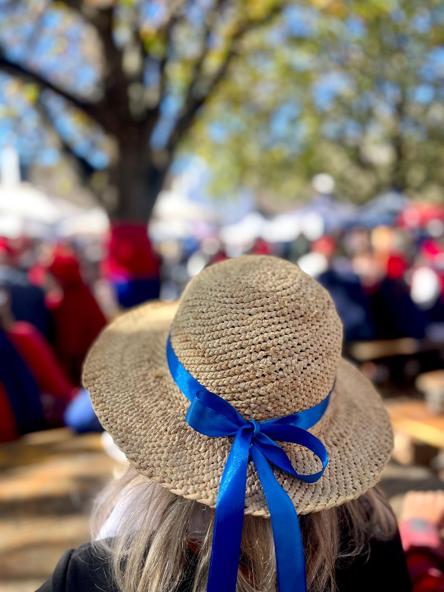 Franschhoek_SA's tweet photo. Wine estates, but make it très chic. 🍷🇫🇷 Every stall is a scene-stealer, decked in tricolour ribbons, flowers, and French charm.
Come for the décor, stay for the tastings. Are you joining us?
#FHKBastille #FranschhoekBastilleFestival #Prescient #FranschhoekCelebratesBastille https://t.co/VdJw6qkflR