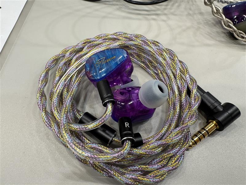 #ポタフェス 【ゲーミングレビュー！✑】
 #BeepAudio　アジュール（仮称）
試作機を試聴できました！♪

音楽だけでなくゲーミング用途にも使えるようにチューニングしてあるとのことです。
まだ試作段階なので変更はあるかもですが、
虹色のケーブルが可愛い...！🌈

◆装着感