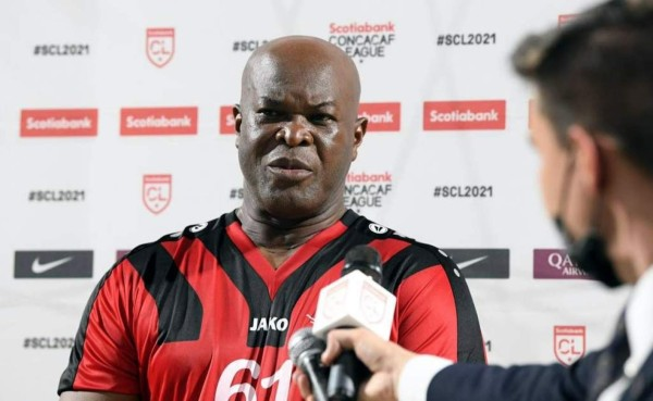 SweeperPod's tweet image. 🇸🇷 64-year-old Ronnie Brunswijk, Suriname's vice-president & also a convicted drugs trafficker, is still registered to play for Inter Moengotapoe.
He last played in a 2021 CONCACAF League match v. Hondurans Olimpia, after which he reportedly gave cash to the opposition players.