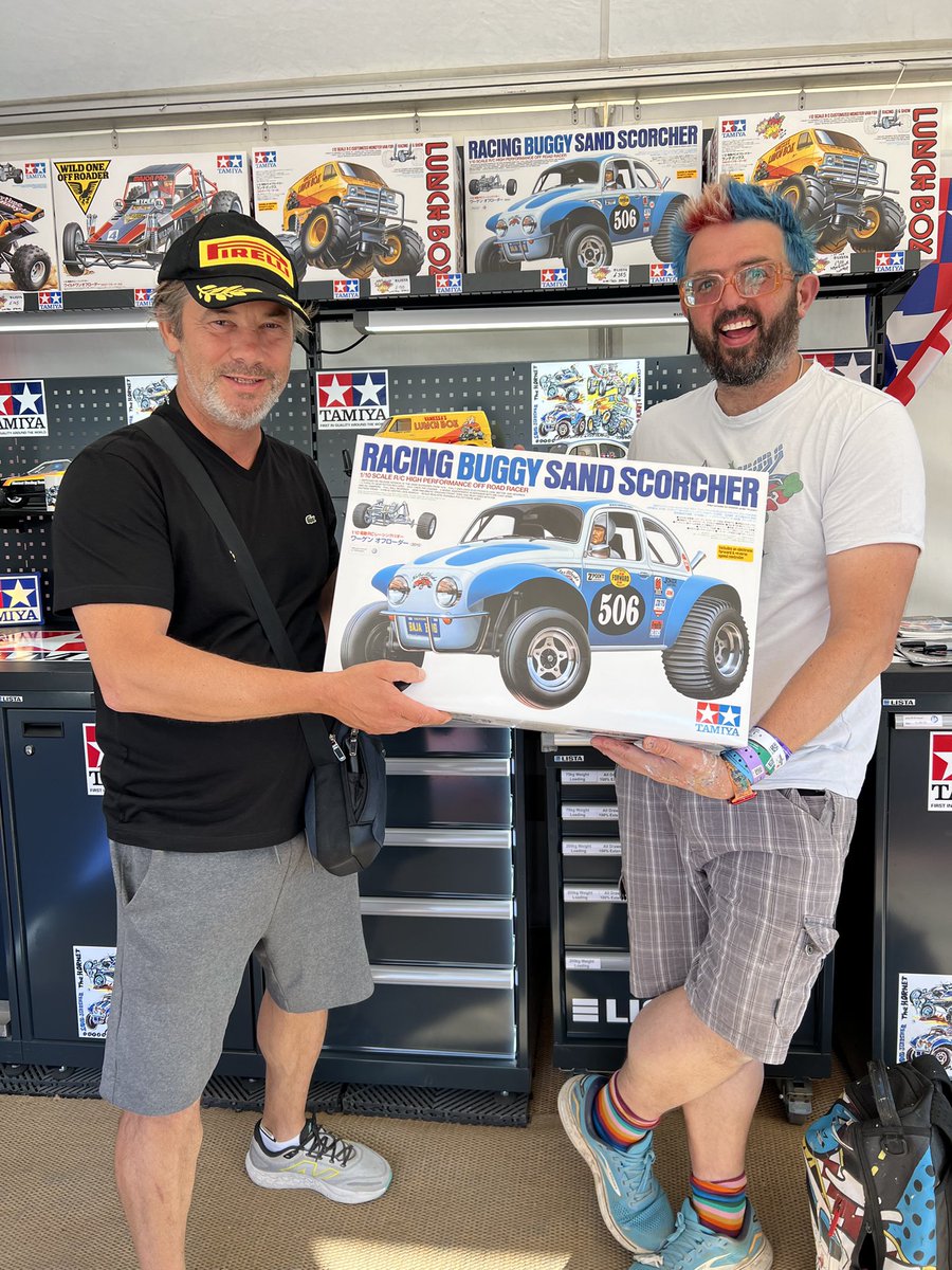 TamiyaUK's tweet image. Space Cowboy and Sand Scorcher !
Brilliant to have JK @JamiroquaiHQ drop by the @Popbangcolour stand at @fosgoodwood today.