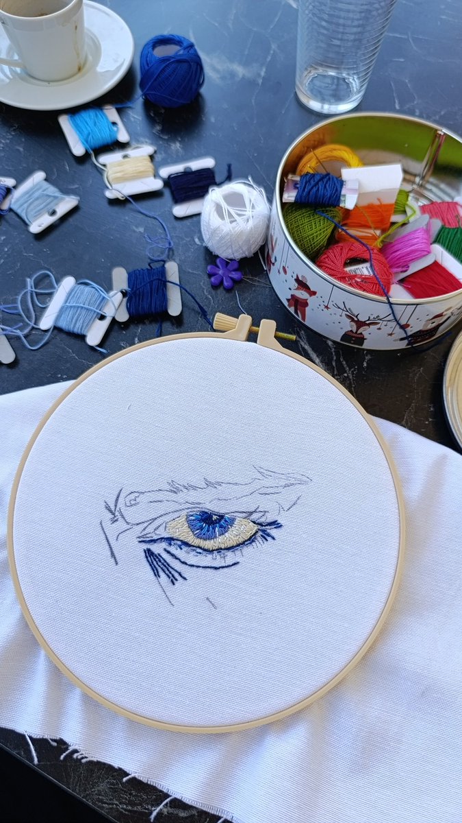 Dün akşamüstü "Neden olmasın ya?!" diyerek başladım, portre öncesi vücut parçası denemek istedim. Mavi tonlarıyla oluşacak. 💙✨