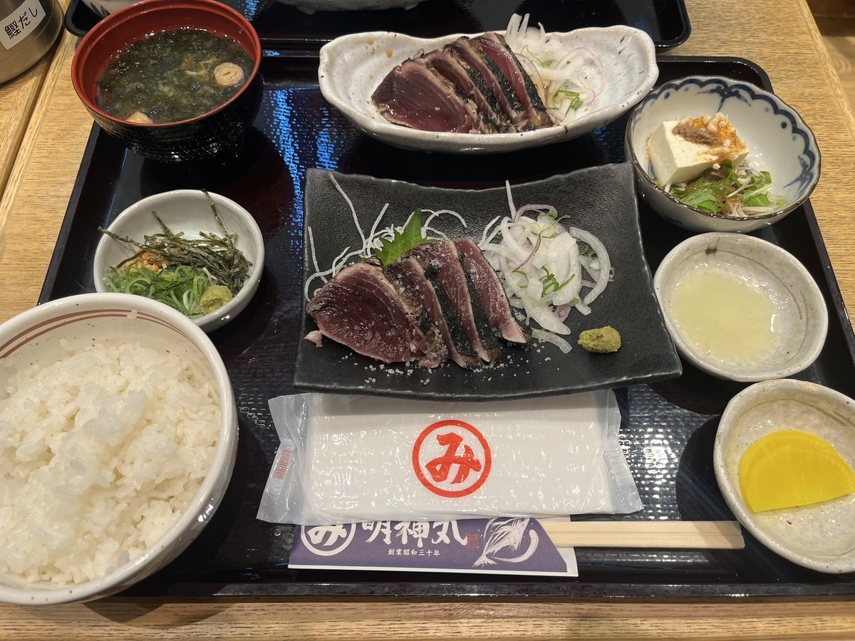 ryosuke_3710's tweet image. 大阪で明神丸のカツオのたたき食べれるとは！うますぎ〜！