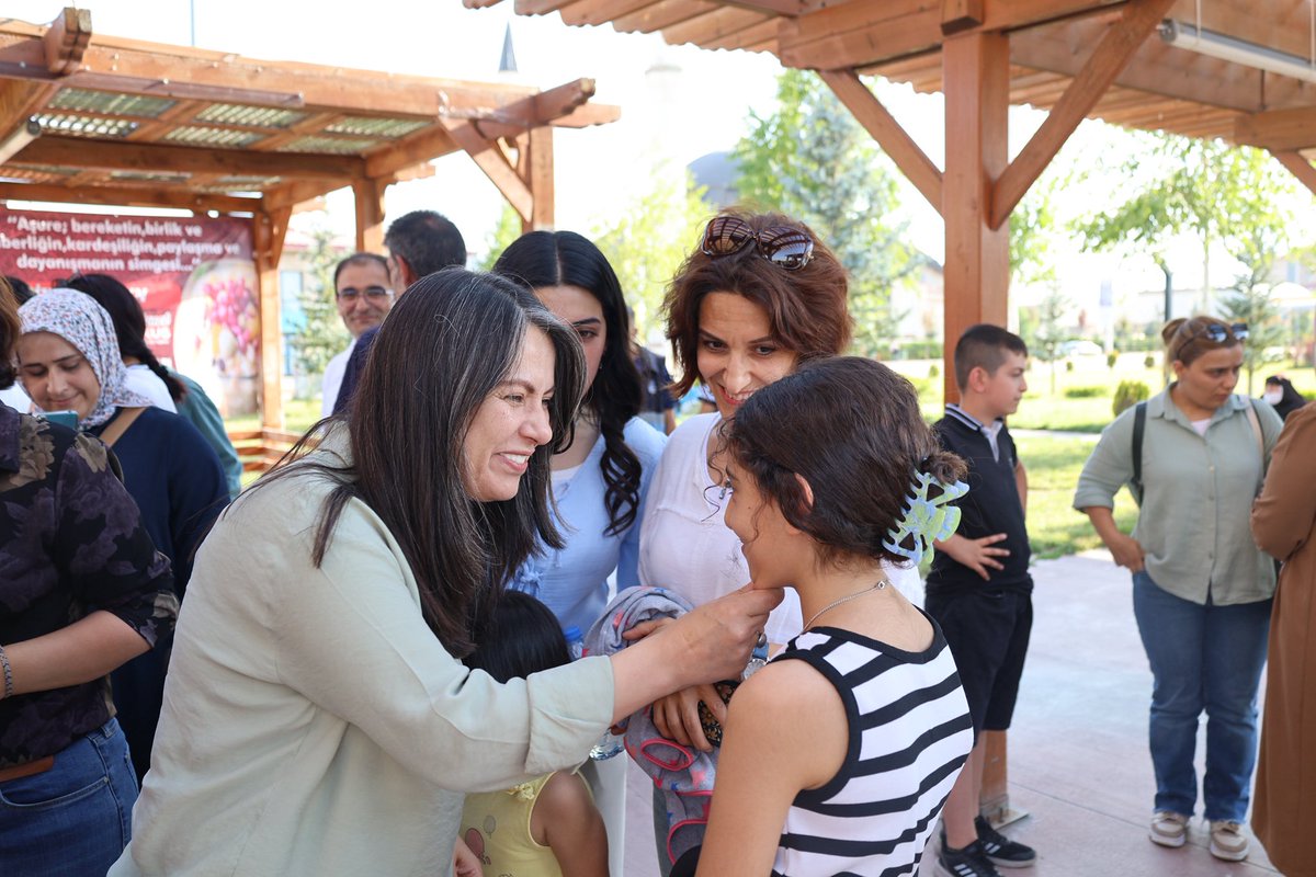 AŞURE GELENEĞİMİZLE BİRLİKTEYİZ

Muharrem Ayı dolayısıyla düzenlediğimiz aşure dağıtım programında Halkımızla bir araya gelerek aşure ikramında bulunduk.

Paylaştıkça çoğalıyor, birliğimizi birlikte büyütüyoruz.