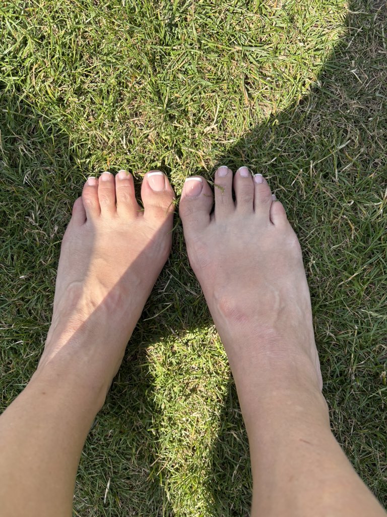 Who wants to worship my beautiful feet x x