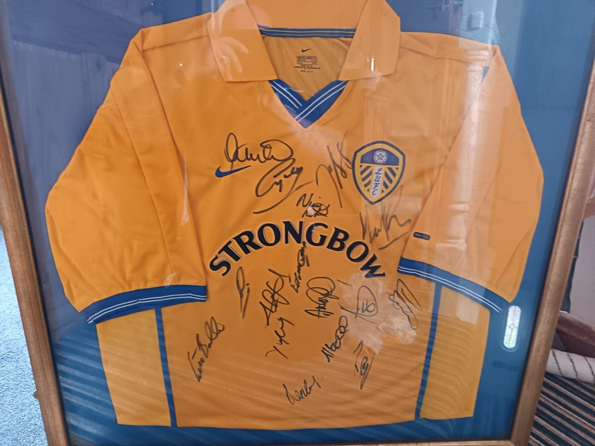 2000-2001 Squad Signed Leeds United Away Shirt.

£229.52 currently

1 bid

Ends Tue 15th Jul @ 3:28pm

ebay.co.uk/itm/2772625787…

#ad #lufc #alaw #mot