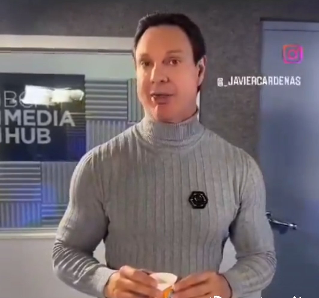 Como se siga comprando los jerséis dos tallas menos pierde el riego sanguíneo.  Cada vez se parece más a los frikis de los que se burlaba.