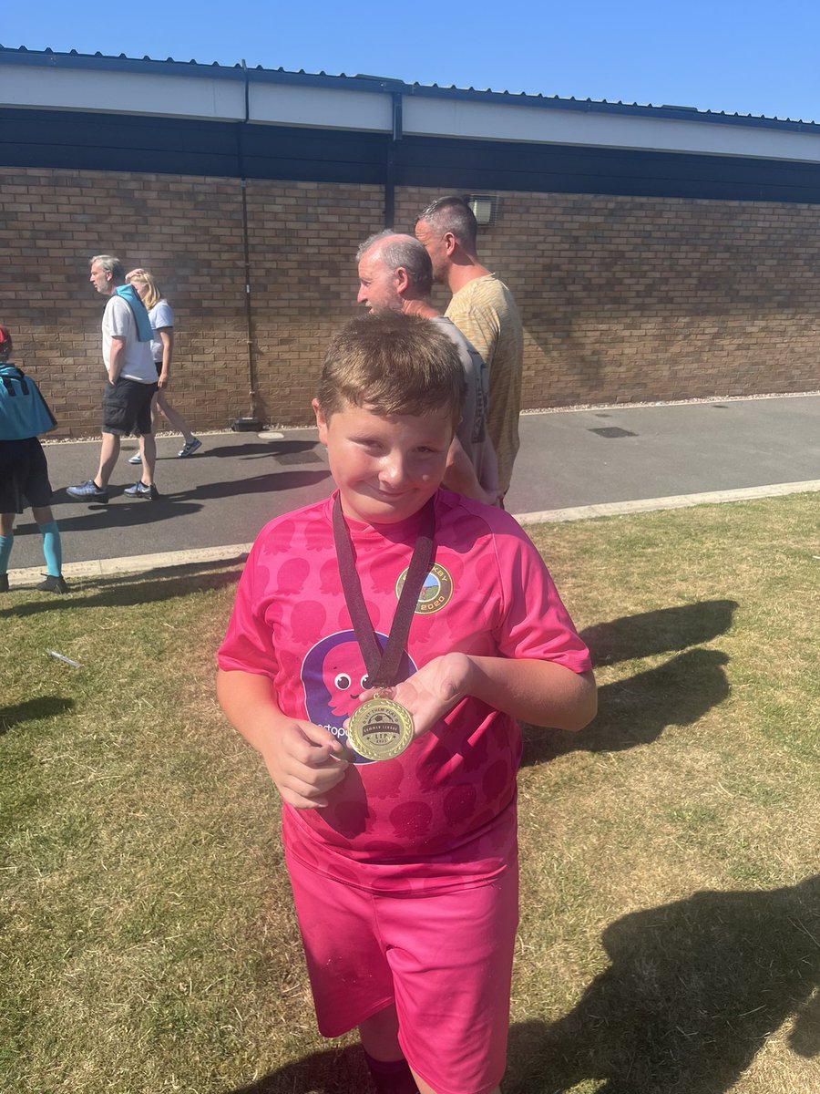Bulbedd_EFC's tweet photo. Remember these moments kid they don’t come around often - Sumer League Champions https://t.co/buOkIaoGz3
