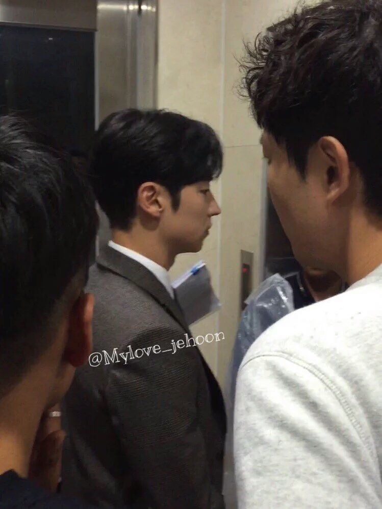 이제훈은 코가 지문이라니까요...옆태 진짜 환상적임