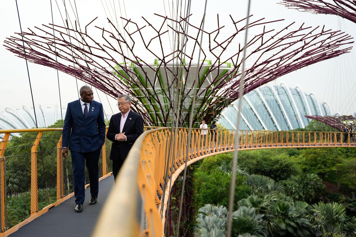 DavidLammy's tweet image. 60 years of UK-Singapore diplomatic relations and the modern partnership is thriving @LawrenceWongST @VivianBala @GanKimYong:
✅ boosting economic growth with open trade
✅ tackling the climate crisis
✅ supporting collective security