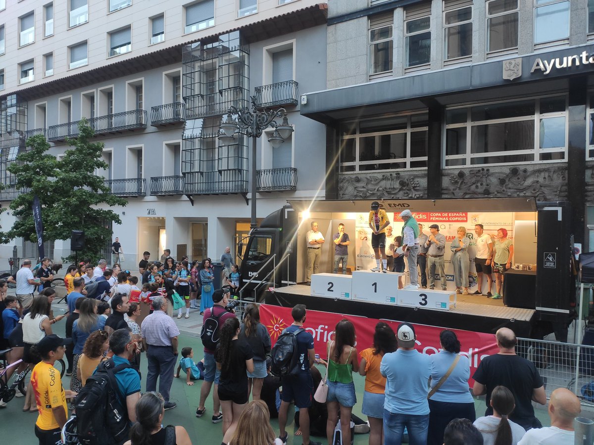 La ciudad de #LeónEsp acogió este sábado la final de la Copa de España Féminas Cofidis con la disputa del II Gran Premio León, en el que Eva Anguela, Irati Aranguren y Lluna Jiménez, fueron las triunfadoras. 

El concejal Álvaro Pola participó en la entrega de premios.