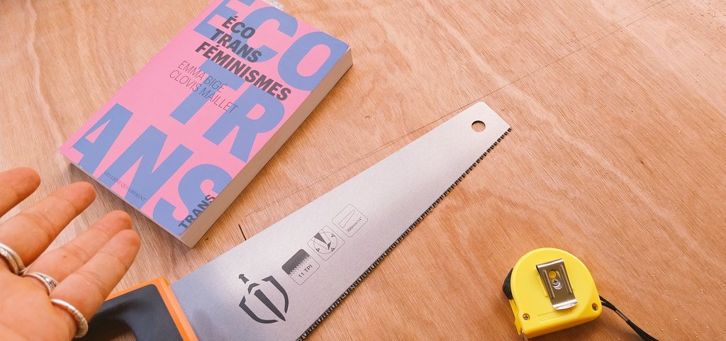 Dans le thème "ma vie c'est nimp mais je m'amuse beaucoup" épisode 9 583 :

J'ai perdu mon équerre. J'ai donc utilisé mon livre.