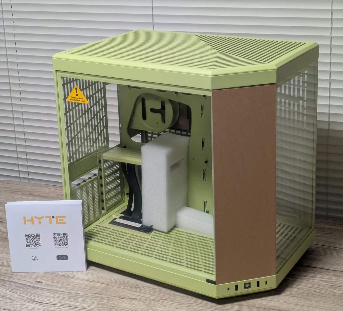 HYTE Y70の新色カラーMATCHA MILKのサンプルが届きました🍵
これで本格水冷組んでいきます🫧
<a href="/hytebrand/">HYTE</a> 
#HYTE #Y70