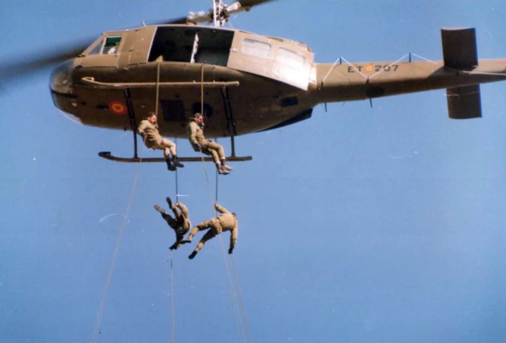 🇪🇸COE 72 "Pelayo", de Gijón.

Guerrilleros de la Compañía de Operaciones Especiales N°72 realizando ejercicios de rapel desde helicópteros UH-1H de las FAMET.