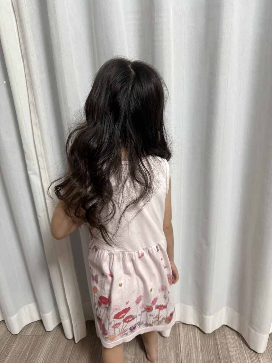 Rikotoharuto's tweet photo. 幼稚園で結び直してもらった髪を解いたら思わぬプリンセスヘア(姫巻き)に👸
「◯◯みたいでしょ〜？」っていうからラプンツェルとかと思って誰？って聞き返したら
「宅明さんみたいでしょ〜？😍」だって🤣

#アクターズスクール広島 #ASH #ASHKIDS https://t.co/7ZNxGY14DM