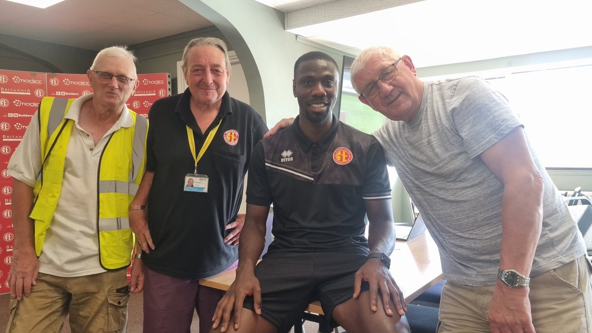 It's all about the people 🥰 What a great return to football <a href="/BanburyUnitedFC/">Banbury United FC</a> yesterday. 20 kids shouting for George Ball to get out of the shower, players mingling with supporters, youth talent debuts, the town turning light blue with our new @cracking_energy shirts ❤️💛