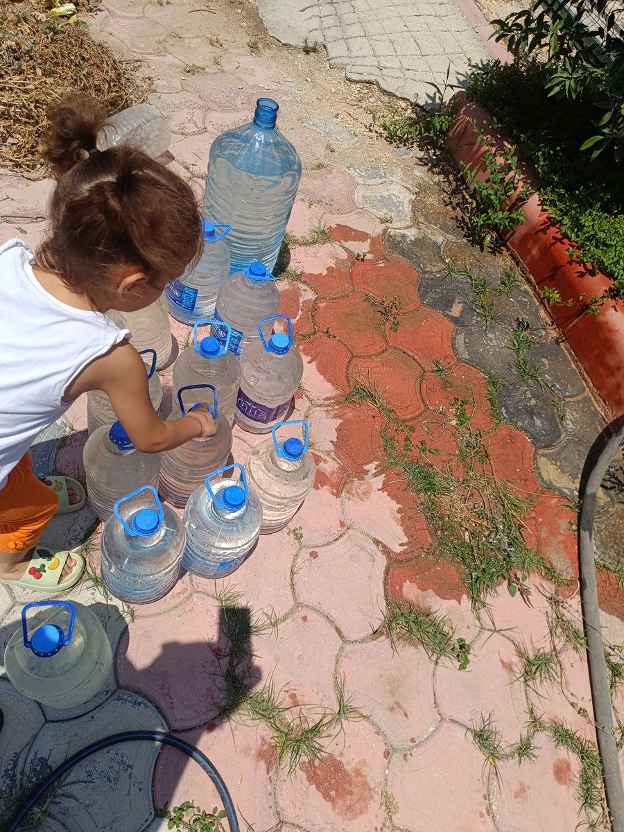 Memlekette o kadar sorun var ki !
Gündem o kadar acayip ki !
Ne yazacaz ne konuşacaz bilmiyoruz !
Neyse evde su yok
Evet evde SU yok !
gece depo dolmamış mecbur su dileniyoruz...