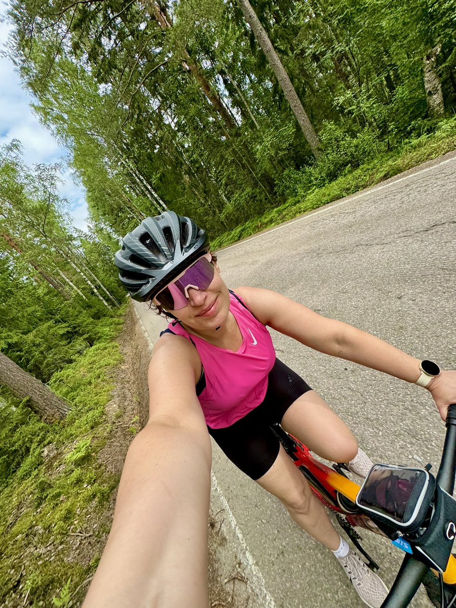 Sitä kun sotkee pyörällä menemään niin ei kuulkaa tässä taloudessa maailman murheet paina eikä muuten liioin omatkaan.

#kunnonihmisetpolkee 
#seksihelle