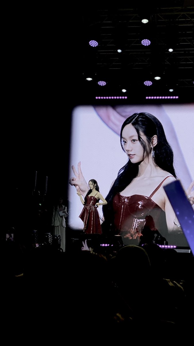 deadacc0000's tweet photo. My photo at Lee Hyeri fanmeeting in VietNam❤️‍🩹 https://t.co/INKhJXe4TX
