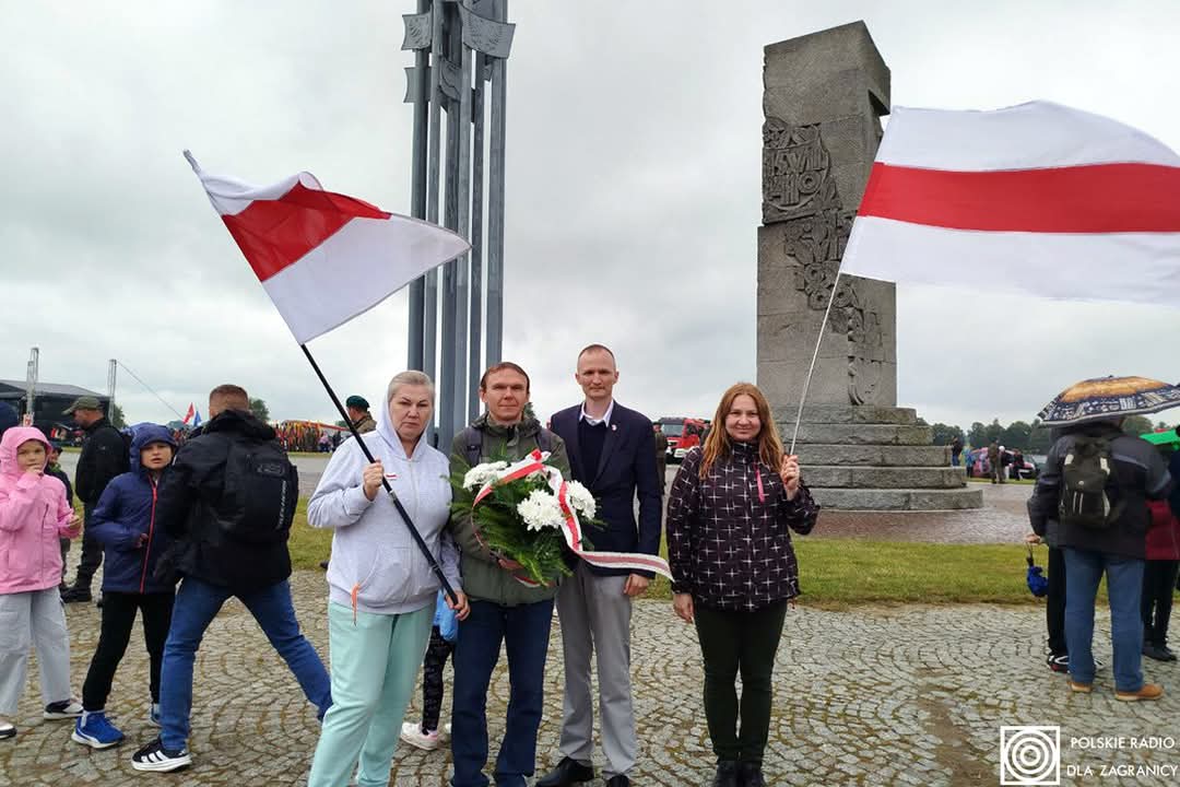 12 lipca przedstawiciele Fundacji BChD złożyli kwiaty od Białorusinów na polu Grunwaldzkim — w hołdzie wspólnej historii i walce z tyranią.
Dziękujemy Redakcji Białoruskiej Polskiego Radia za zdjęcia!
#Grunwald #Białoruś #Solidarność #Wolność #HistoriaPrawdy
