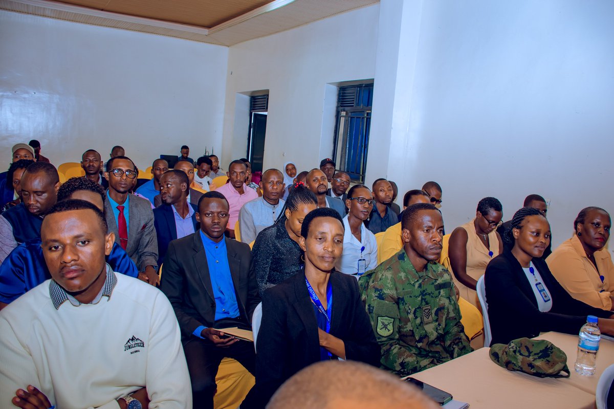 Umunyamabanga Nshingwabikorwa wa <a href="/RwandaEast/">𝐄𝐚𝐬𝐭𝐞𝐫𝐧 𝐏𝐫𝐨𝐯𝐢𝐧𝐜𝐞 | 𝐑𝐰𝐚𝐧𝐝𝐚</a> <a href="/JeanneNhabimana/">Jeanne Nyirahabimana</a> ari kumwe na Meya <a href="/GasanaStephen2/">Stephen Gasana</a> n’Abayobozi b’Ingabo na Polisi mu Karere bitabiriye umwiherero wateguwe n’Umurenge wa Karangazi ku nsanganyamatsiko “Umuturage ku isonga wishimye, Utekanye, Uteye imbere, Ufite Isuku”.