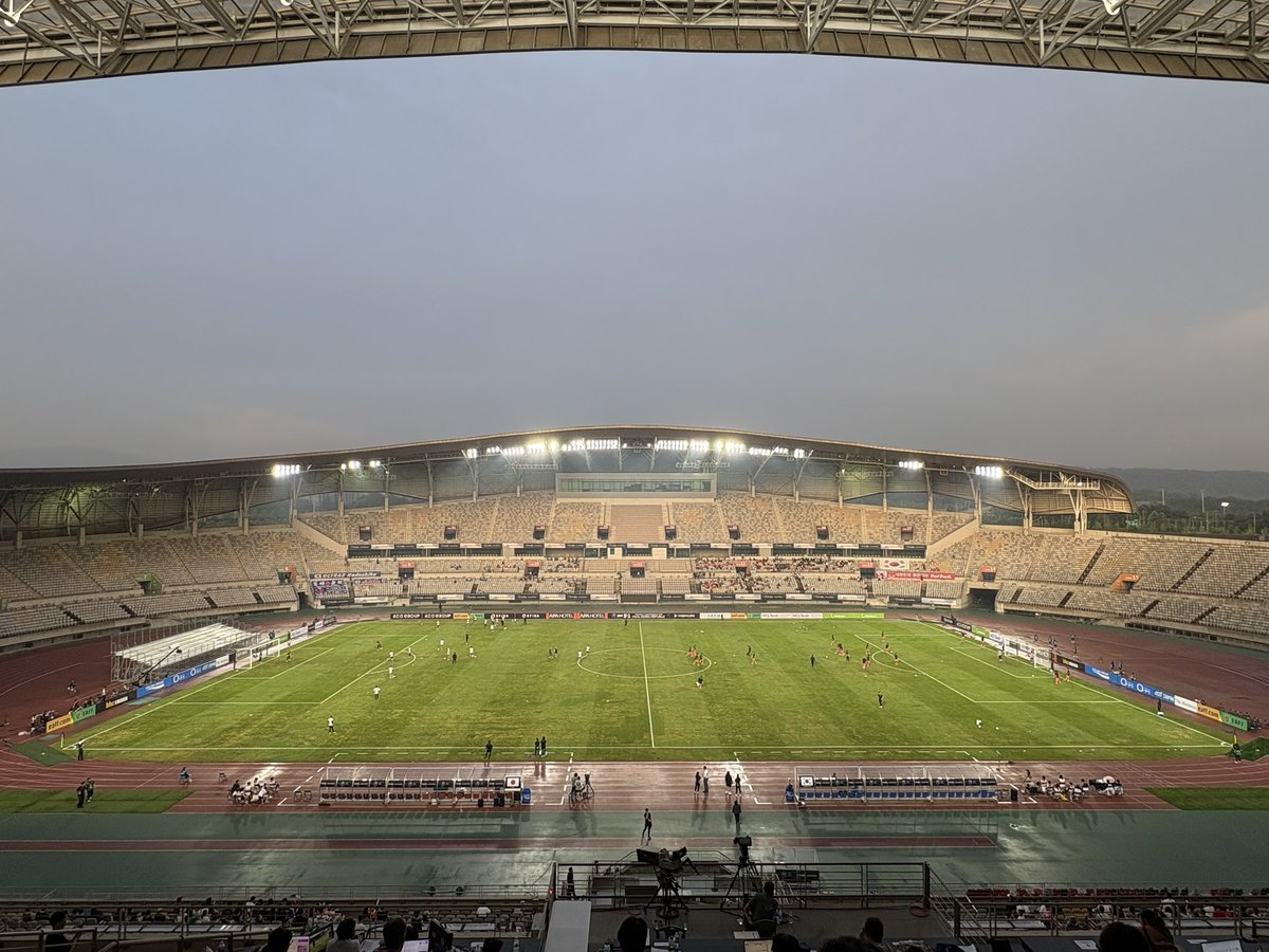 なでしこジャパン、連勝を目指して韓国女子代表との一戦へ🇯🇵🔥　今日の会場は約3万5000人収容の華城総合運動場です。初戦と最終戦を戦う水原ワールドカップスタジアムは、昨日地元クラブの水原三星の試合が行われていたため、今週末は使用できなかったものと思われます。