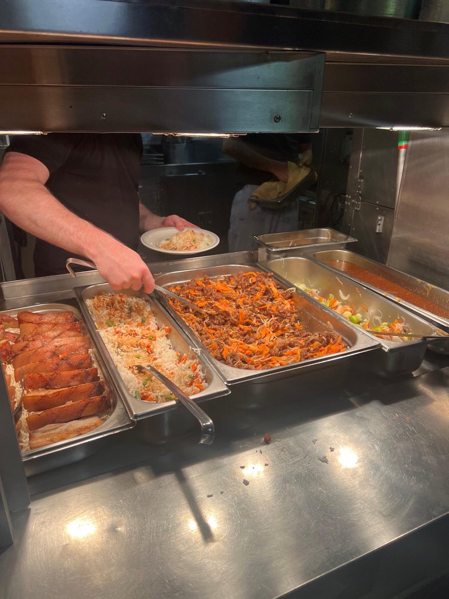 HMSMiddleton's tweet image. Monday night at sea thanks to our Chefs = sticky garlic pork belly or crispy chilli beef, with noodles, egg fried rice & stir fry veg 🍜
+ Cheesecake for duff (dessert) too! 🍰
How does this compare to your Monday night dinner? Fancy a swap? 😋
#Seapower #RoyalNavyCatering