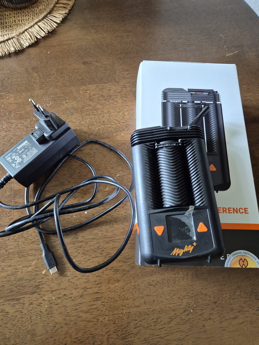 f1ras's tweet photo. Hey weedmob, ich würde gern mein mighty medic plus verkaufen, da ich ihn kaum genutzt habe und aktuell gar nicht vape, aufgrund meines Führerscheins. Gerät wurde immer sorgsam benutzt und gereinigt, Zubehör ist bis auf den Pinsel vollständig. Hätte gerne so noch 200€. https://t.co/RASnyGX87b