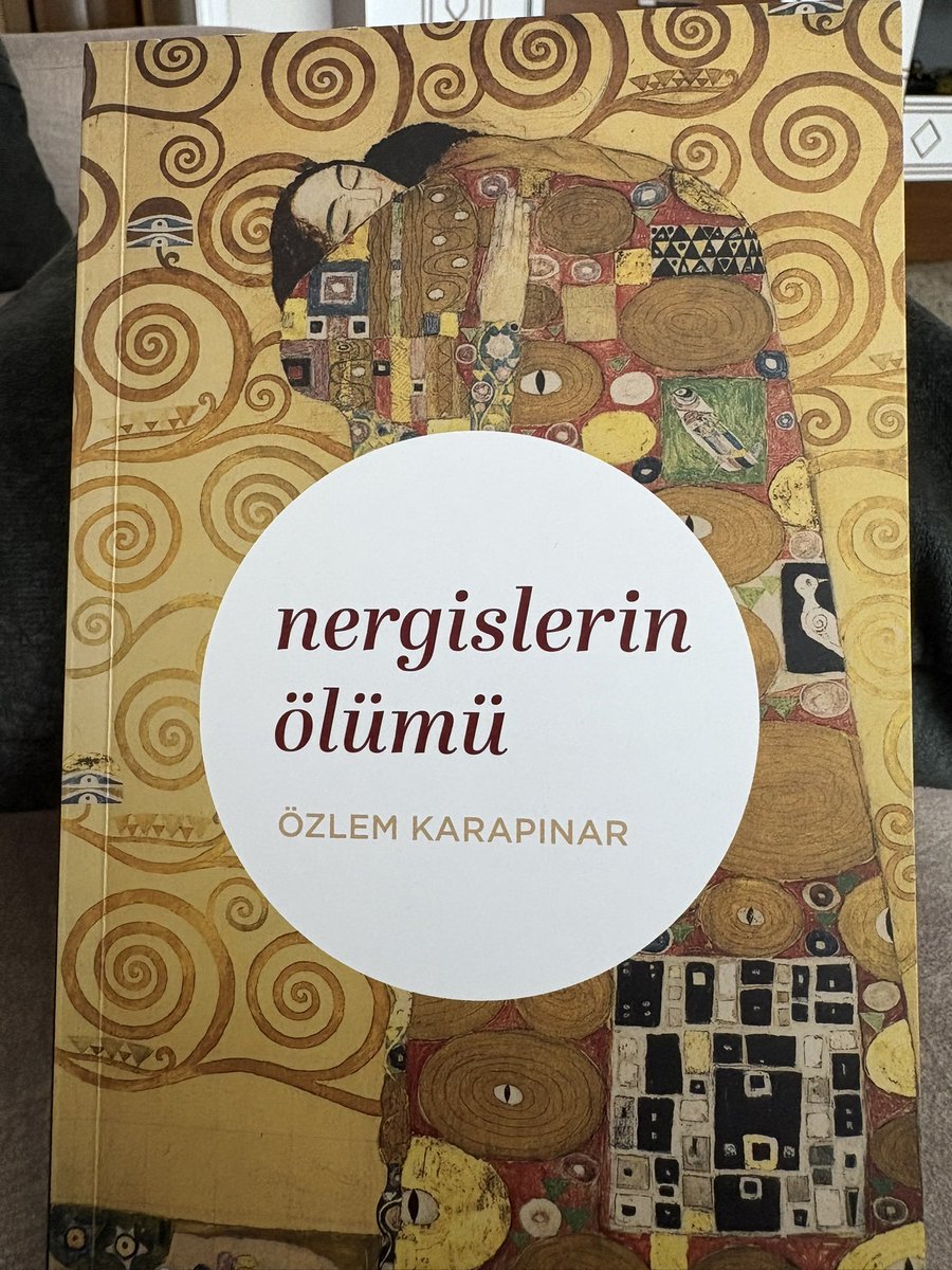 Her şeyiyle övgüyü hakeden bir kitap. İnsanlığın en çok bilinen hikayeleriyle ve resim sanatıyla iç içe geçmiş bir çöküş anlatısı. Canı gönülden tebrik ederim.
<a href="/1raconteur/">ÖzlemK.</a>