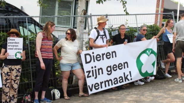 Weer protest Partij v.d. Dieren bij Paardendagen Stompwijk -  hetkrantje-online.nl/l/162252