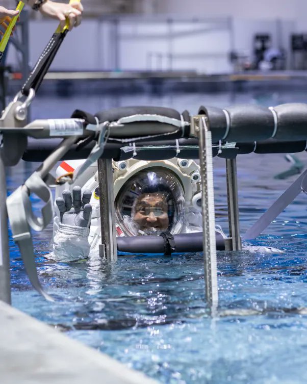 bossard_joris's tweet image. Voici des photos de l’astronaute japonais @Astro_Wakata qui teste pour la toute première fois la combinaison spatiale #AxEMU d&apos; @Axiom_Space dans la piscine des installations de Neutral Buoyancy Lab de la @NASA afin de simuler les conditions de gravités à la surface lunaire. 

Ce…