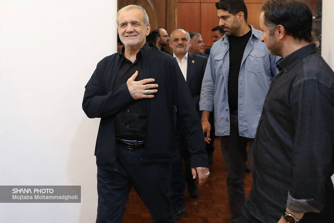 ali_ahmadnia's tweet image. رئیس جمهور #پزشکیان امروز سرزده به وزارت نفت رفت و از تلاشهای شبانهروزی مدیران و کارکنان صنعت نفت در ۱۲ روز برای مدیریت شرایط جنگی، تأمین پایدار انرژی و حفظ آرامش در کشور قدردانی کرد.
مدیریت خوب و خدمت بیمنت پاکنژاد وزیر نفت نشان داد بی دلیل نبود دشمن او را تحریم کرد!
