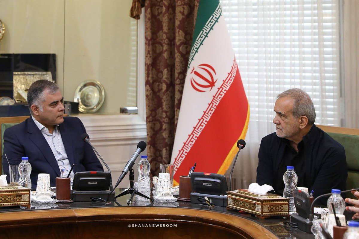 ali_ahmadnia's tweet image. رئیس جمهور #پزشکیان امروز سرزده به وزارت نفت رفت و از تلاشهای شبانهروزی مدیران و کارکنان صنعت نفت در ۱۲ روز برای مدیریت شرایط جنگی، تأمین پایدار انرژی و حفظ آرامش در کشور قدردانی کرد.
مدیریت خوب و خدمت بیمنت پاکنژاد وزیر نفت نشان داد بی دلیل نبود دشمن او را تحریم کرد!