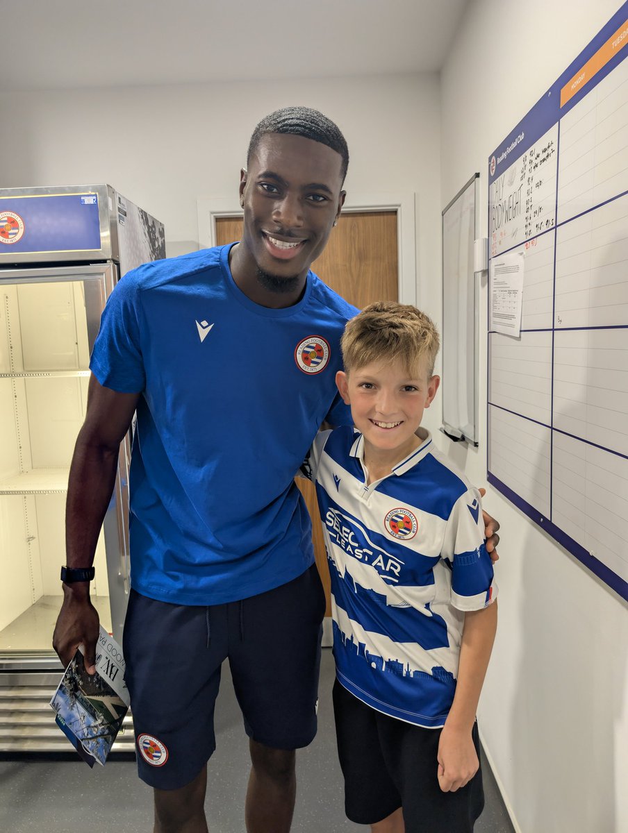 A n d y T o w tweet media