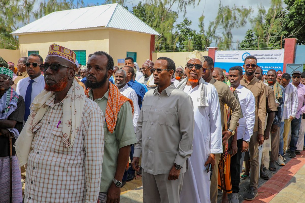 AbukarAddow1's tweet image. President @GudlaweHussein joins fellow citizens in line to register for One Person, One Vote in Hirshabelle — a bold step for democracy and unity in Somalia. 🇸🇴🗳️ Every voice matters, every vote counts. #Democracy #AliGudlaawe #SomaliaDecides #OnePersonOneVote