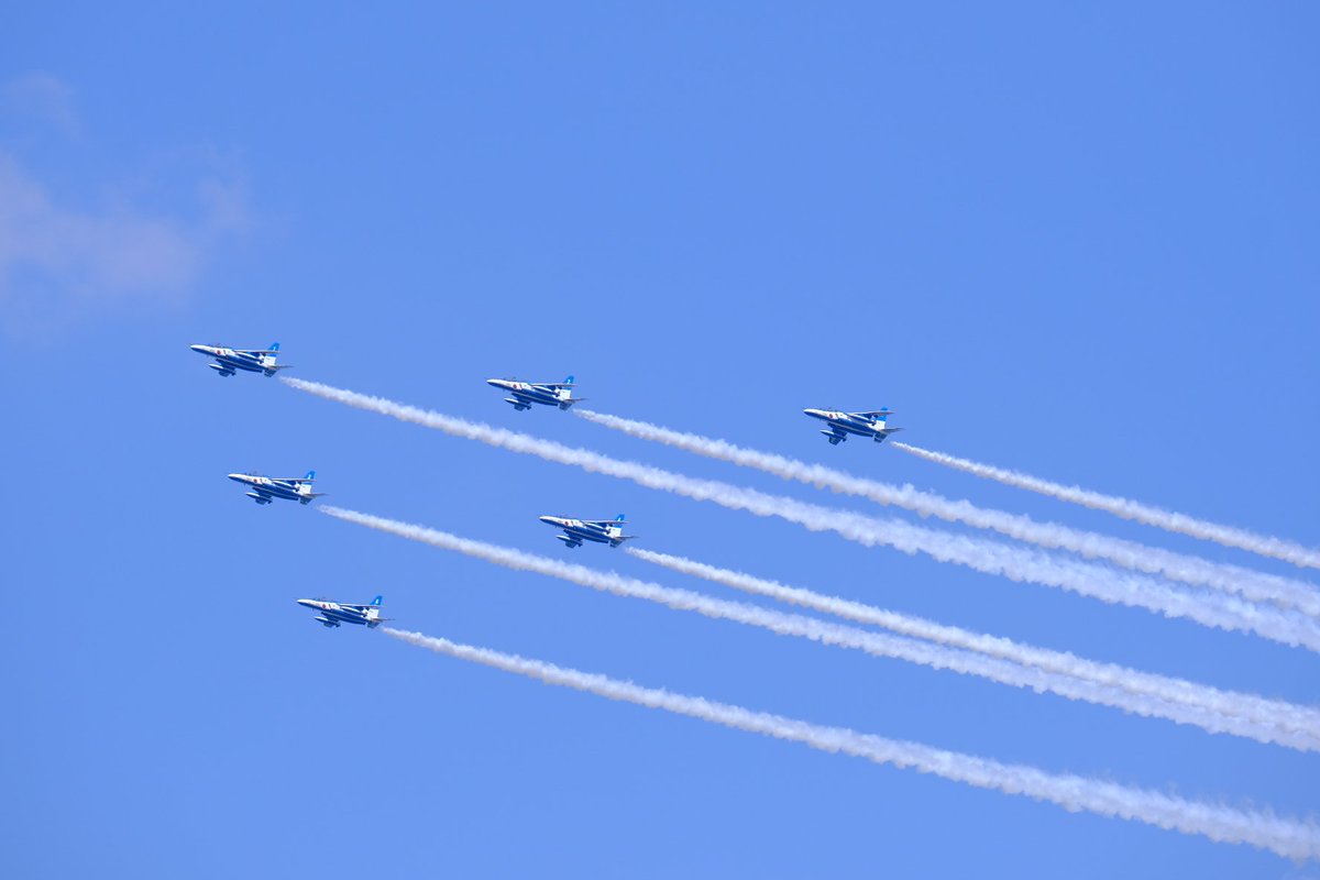 turikitinaniwa's tweet photo. 初ブルーインパルス
めっちゃかっこいいやん

撮影時は雲も少なくなり、青空のもと撮影できました https://t.co/LFUsNLAY6Z