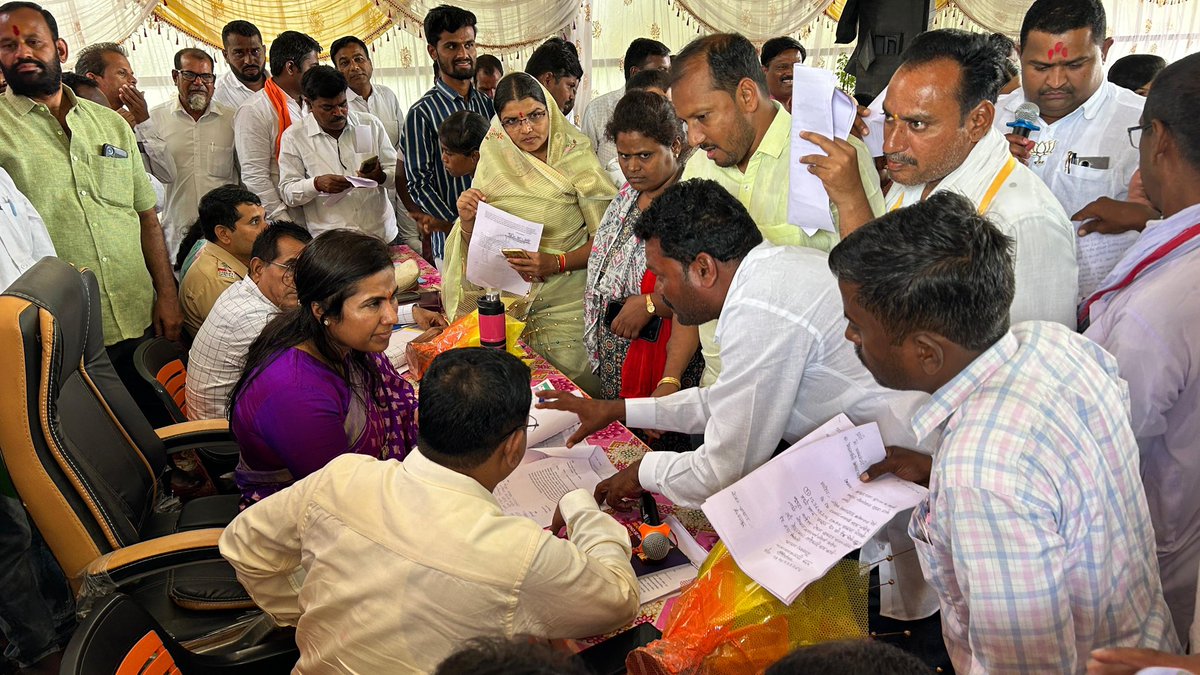 📍 रत्नापूर, जि. परभणी
पालकमंत्री जनसमस्या निवारण बैठक

आज रत्नापूर येथे पालकमंत्री जनसमस्या निवारण बैठकीत भाग घेतला. नागरिकांच्या अडचणी थेट त्यांच्या तोंडून ऐकणं आणि त्या तात्काळ सोडवण्यासाठी उपाययोजना करणं हे माझं कर्तव्य आणि जबाबदारी दोन्ही आहे.

या बैठकीत शेतकरी, महिला, तरुण,
